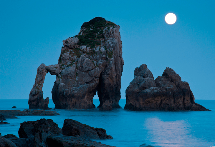 Moonset over Bay of Biscay - Windows 8 Wallpaper