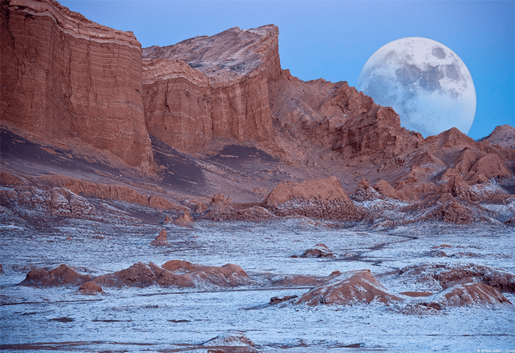 Valley of the Moon - Windows 8 Wallpaper