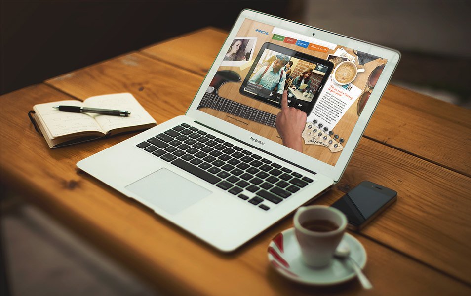 Macbook Air Mockup Free PSD Graphics Vol.2
